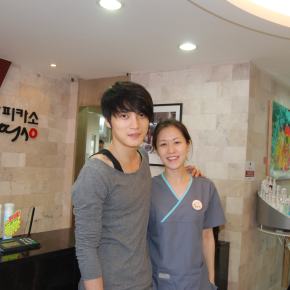 [PIC + TRAD] 120909 Jaejoong chez le&nbsp;dermatologue