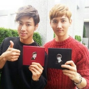 [PIC] 120926 TVXQ Kakaotalk : TVXQ tenant des exemplaires de Catch&nbsp;me