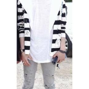 [PIC + TRAD] Jaejoong pour &laquo;&nbsp;Vandalist&nbsp;&raquo; dans &laquo;&nbsp;Jackal is Coming&nbsp;&raquo;