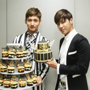 [PIC] 121008 TVXQ Staff Diary – TVXQ avec SHINee, f(X), FT&nbsp;Island…