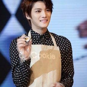 [NEWS] 121024 Jaejoong a offert des roses à 5,000 fans en&nbsp;Thailande