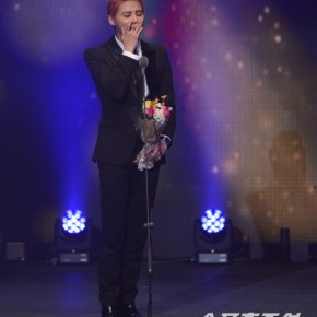[NEWS] 121029 JunSu a reçu le prix du &laquo;&nbsp;Meilleur Acteur&nbsp;&raquo; aux Musical Awards + Up du Facebook Officiel des&nbsp;JYJ