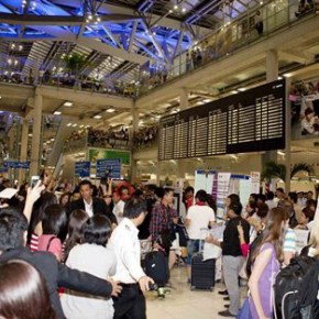 [NEWS] 121022 1,500 fans accueillent Jaejoong à l&rsquo;aéroport en&nbsp;Thailande