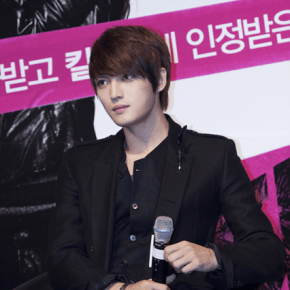[PICS] 121017 Photos de la conférence de presse pour le film &laquo;&nbsp;Jackal is Coming&nbsp;&raquo; sur le site officiel de la&nbsp;C-Jes.