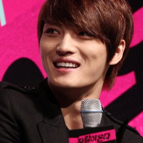 [PICS] 121016 JaeJoong à la conférence de presse pour le film &laquo;&nbsp;Jackal is Coming&nbsp;&raquo;.