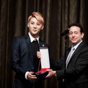 [PICS] 121208 JunSu des JYJ reçoit la récompense du « Club des Correspondants Étrangers de Séoul&nbsp;»