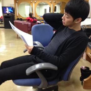 [TRAD + PIC] 121211 Facebook officiel de JYJ – Yoochun lisant son&nbsp;script