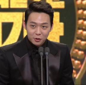 [NEWS] 121231 Yoochun de JYJ, gagne le prix du meilleur acteur aux &laquo;&nbsp;SBS Drama Awards”… &laquo;&nbsp;Je voudrais dédier ce prix à mon&nbsp;père”