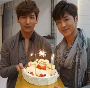 [PIC] 130226 Bigeast Staff – HAPPY BIRTHDAY★YUNHO &&nbsp;CHANGMIN♪