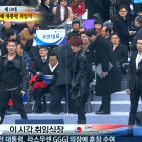 [NEWS] 130225 Les fans de JYJ irrités par les commentaires des présentateurs TV lors de leur performance à la cérémonie d&rsquo;investiture présidentielle.