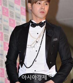 [TRAD] 130204 Un fanclub japonais de U-Know Yunho fait don de 20,6 millions de wons à la fondation &laquo;&nbsp;Fruits of Love&nbsp;&raquo;