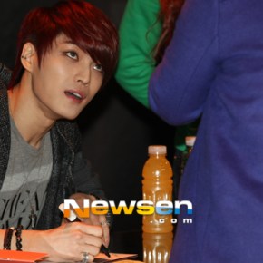 [PIC] 130302 Jaejoong – fansign pour &laquo;&nbsp;Y&nbsp;&raquo; – jour 2 (photo de la&nbsp;presse)