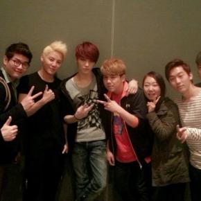 [PICS] 130404 Les coulisses du concert au Tokyo Dome de JYJ – JYJ avec leur groupe&nbsp;Live