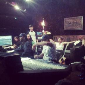 [Autre Twitter] 130414 Bruce Automatic twitte une photo de JunSu lors d&rsquo;une cession studio d&rsquo;Uncommitted.