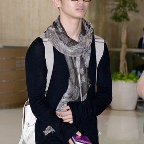 [PHOTOS] 130417 Chic d&rsquo;aéroport ! Max Changmin de TVXQ montre comment voyager dans un combo veste noire/écharpe le 17 avril&nbsp;2013