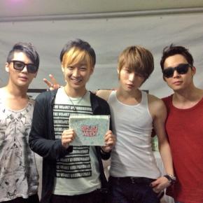 [PIC] 130629 JYJ avec le MC de leur fanmeeting lors de la JYJ Membership&nbsp;Week