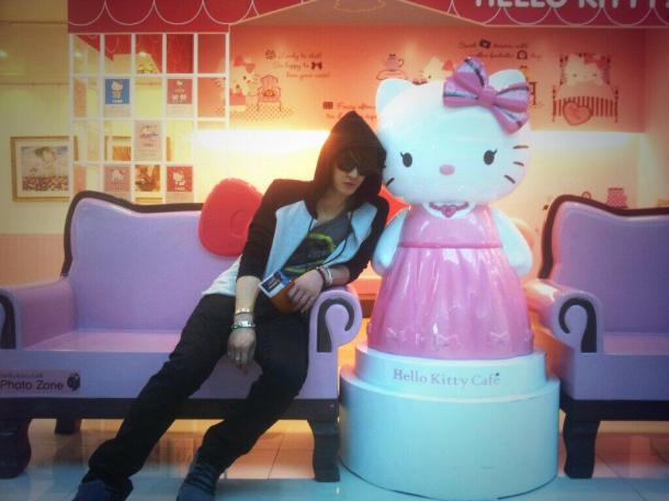 BOisl0kCYAAnI3K.jpg large