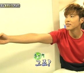 [TRAD] 130825 U-Know Yunho prétend être un reporter, Max Changmin le réprimande  &laquo;&nbsp;Tiens le micro correctement&nbsp;&raquo;