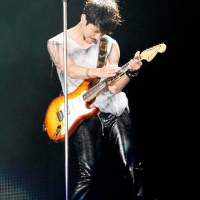 [PIC] 130821 Le site de Fender poste une photo de Changmin avec une Fender&nbsp;Stratocaster
