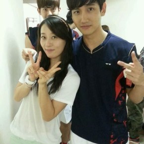 [PIC] 130929 Changmin avec la coach de badminton por &laquo;&nbsp;Our Neighborhood Master&nbsp;&raquo;