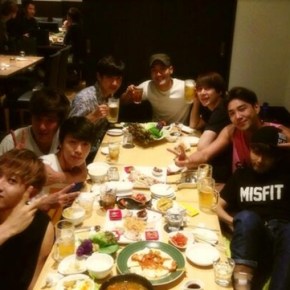 [TRAD] 130901 TVXQ et Super Junior dinent ensemble, ‘Leur amitié longue de 14 ans est&nbsp;géniale!’
