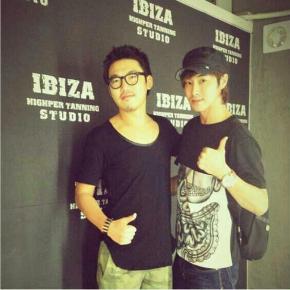 [PIC] 130912 Yunho au salon de bronzage Ibiza&nbsp;Highper