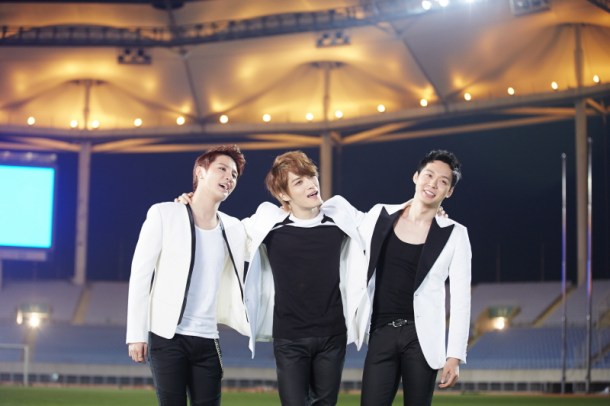 jyj-singing-together