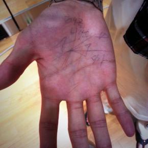 [TWITTER]131003 Gun Young Twitter Update: Autographe de&nbsp;Junsu