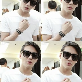 [PIC] 130930 Junsu – Promotion pour les bracelets&nbsp;THIERS