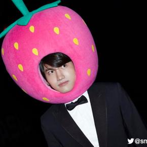 [PIC] 131027 Changmin et sa fraise sur le twitter de&nbsp;SMTOWNGLOBAL