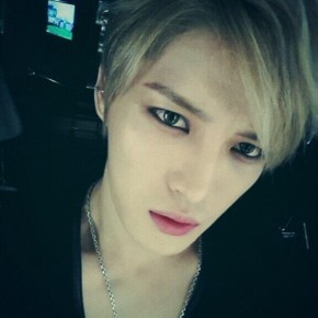 [TWITTER] 131028 Kim JaeJoong Twitter update : Photo + Sortie du MV demain&nbsp;!