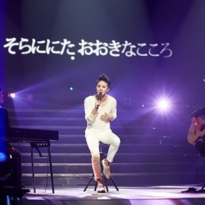 [TRAD] 131015 Kim JunSu domine le Japon : De longues queues se profilent un jour de semaine pour acheter les goodies officiels pour « Incredible&nbsp;»