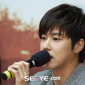[PIC] 131113 Yunho – Conférence de presse pour l&rsquo;émission &laquo;&nbsp;Road For Hope&nbsp;&raquo;