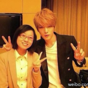 [PIC] 131208 Jaejoong avec la traductrice pour le concert à&nbsp;Nanjing