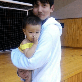 [PIC] 131217 Changmin avec un&nbsp;bébé
