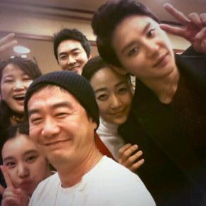 [TRAD+PIC] 131223 Junsu avec l&rsquo;équipe de &lsquo;December&rsquo;