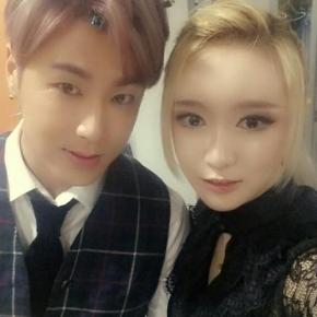 [PIC] 140301 Yunho pose avec l&rsquo;une des danseuses derrière la scène du Music&nbsp;Core