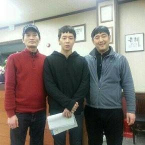 [PIC] 140425 Yoochun dans un restaurant de nouille à la forteresse&nbsp;Haengjusanseong