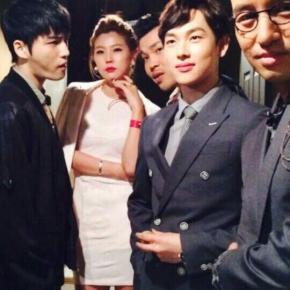 [PIC] 140506 Jaejoong avec les acteurs de ‘Triangle’ sur le plateau de&nbsp;tournage