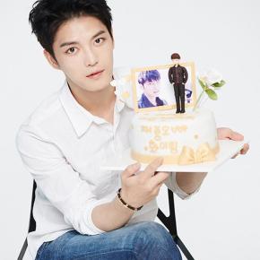 [PIC] 140720 PRESSE : Jaejoong – photo pour remercier les fans étrangères pour leur soutien au drama Triangle (gâteau envoyé par des fans&nbsp;Arabes)