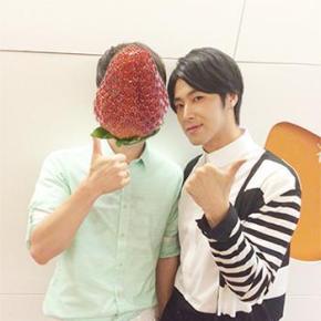 [PIC] 140725 Yunho avec un fan masculin pour &laquo;&nbsp;Star Gazing&nbsp;&raquo;