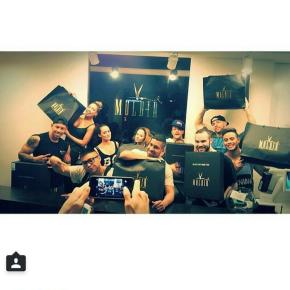 [PIC] 140802 Jaejoong et Yoochun ont offert des produits MOLDIR à leurs danseurs&nbsp;américains