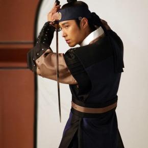 [PIC] 140813 Yunho – Shooting photo de Mooseok pour ‘Night Watchman’s&nbsp;Journal’