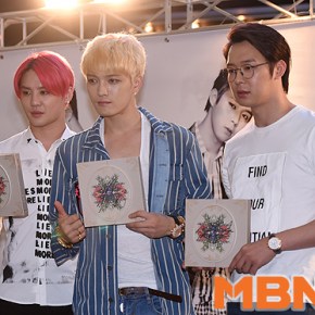 [PIC] 140811 JYJ – Fansign pour &laquo;&nbsp;Just Us&nbsp;&raquo; à l&rsquo;IFC Mall de&nbsp;Yeouido