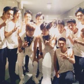 [PIC] 140830 Tohoshinki avec SOLIDEMO en coulisses du festival &lsquo;A-Nation&rsquo;