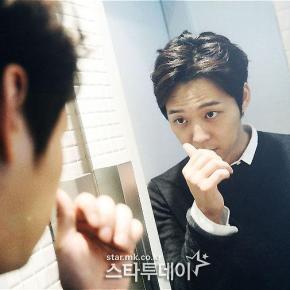 [PIC] 140810 Yoochun – Interview avec la presse&nbsp;(star.mk)