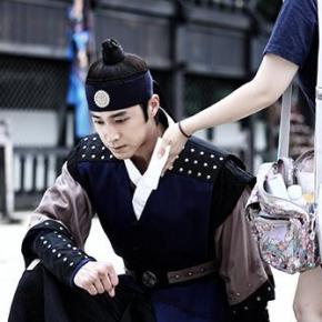 [PIC] 140802 Presse : Yunho supporte la chaleur sur le tournage de &lsquo;Night Watchmen&rsquo;s Journal&rsquo;