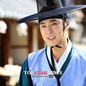 [PIC] 140928 Yunho – Photos de &laquo;&nbsp;Night Watchman&rsquo;s Journal&nbsp;&raquo; dans la&nbsp;presse