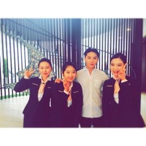 [PIC] 140916 Junsu avec le staff de son hôtel &laquo;&nbsp;Toscana Hotel&nbsp;&raquo;