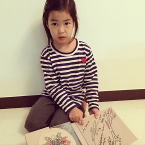 [PIC] 140924 Haru, la fille de Tablo, a reçu un CD dédicacé de&nbsp;JYJ